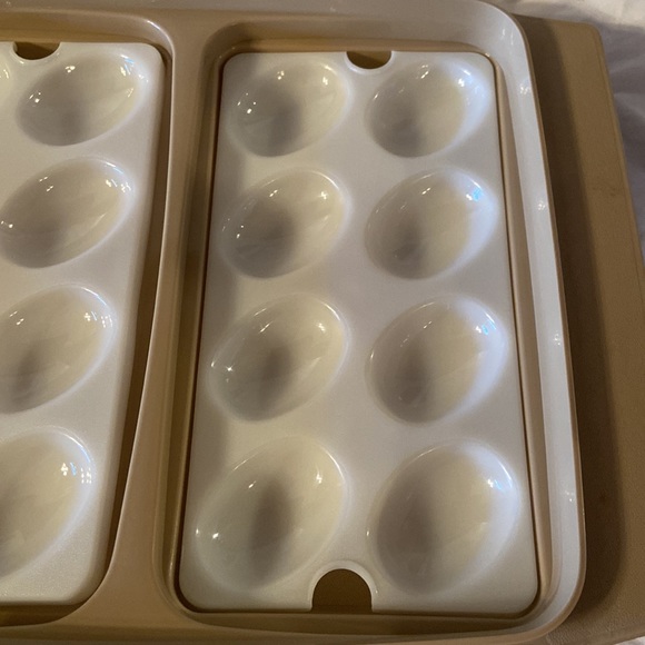 Vintage Deviled egg keeper by Tupperware Holds 16 halves. - Picture 3 of 7